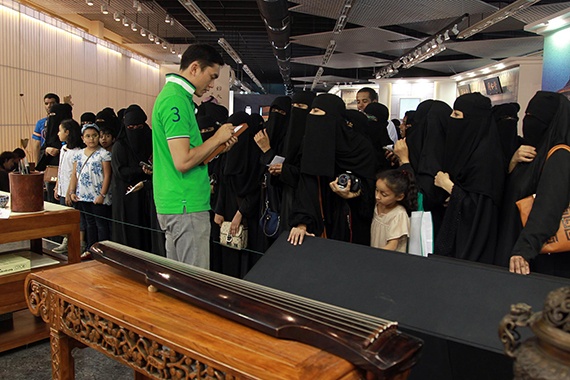 قصة مصورة : الجناح الصيني يجذب زوار الجنادرية