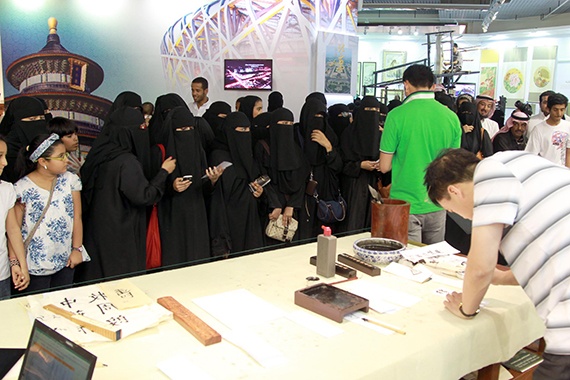 قصة مصورة : الجناح الصيني يجذب زوار الجنادرية