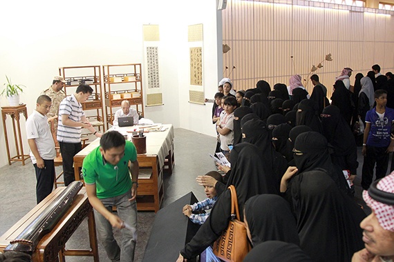 قصة مصورة : الجناح الصيني يجذب زوار الجنادرية