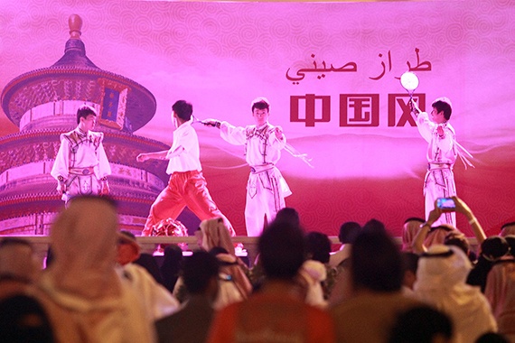 قصة مصورة : الجناح الصيني يجذب زوار الجنادرية