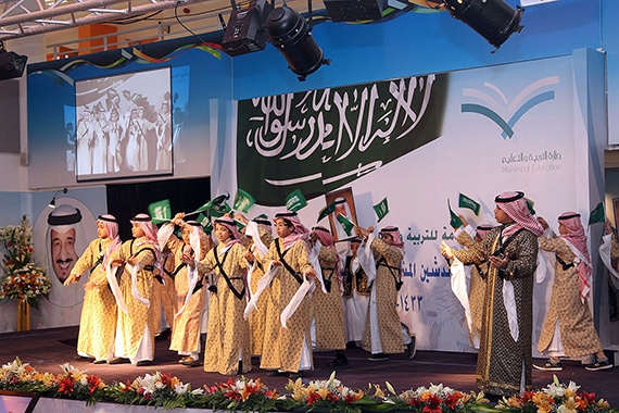 قصة مصورة : أمير الرياض يفتتح مشاريع تعليمية .. ويلتقي بطلبة المدارس
