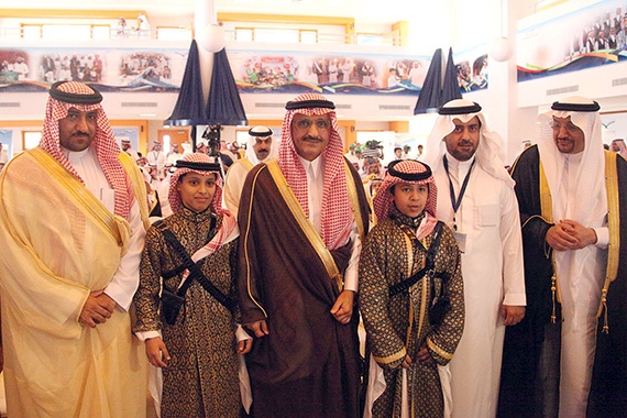 قصة مصورة : أمير الرياض يفتتح مشاريع تعليمية .. ويلتقي بطلبة المدارس
