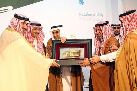 قصة مصورة : أمير الرياض يفتتح مشاريع تعليمية .. ويلتقي بطلبة المدارس