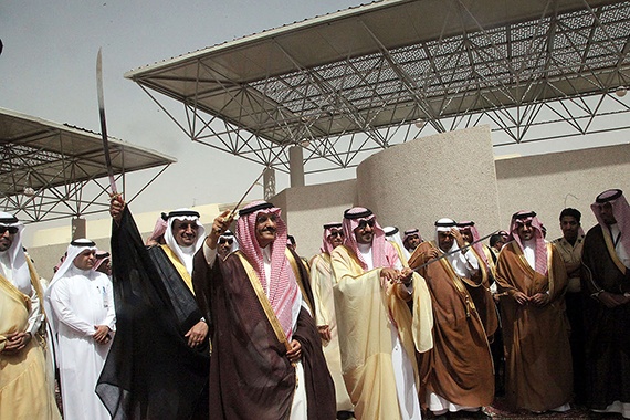 قصة مصورة : أمير الرياض يفتتح مشاريع تعليمية .. ويلتقي بطلبة المدارس