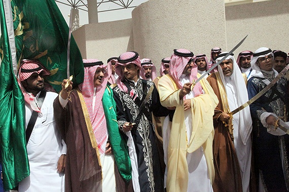 قصة مصورة : أمير الرياض يفتتح مشاريع تعليمية .. ويلتقي بطلبة المدارس