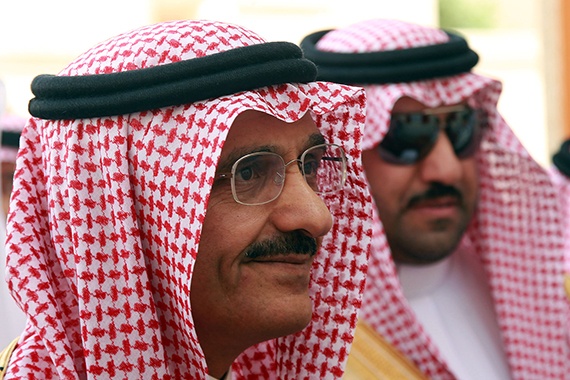 قصة مصورة : أمير الرياض يفتتح مشاريع تعليمية .. ويلتقي بطلبة المدارس
