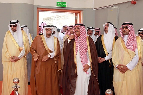 قصة مصورة : أمير الرياض يفتتح مشاريع تعليمية .. ويلتقي بطلبة المدارس