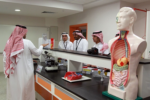 قصة مصورة : أمير الرياض يفتتح مشاريع تعليمية .. ويلتقي بطلبة المدارس