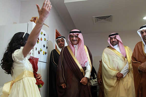 قصة مصورة : أمير الرياض يفتتح مشاريع تعليمية .. ويلتقي بطلبة المدارس
