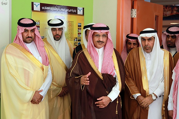 قصة مصورة : أمير الرياض يفتتح مشاريع تعليمية .. ويلتقي بطلبة المدارس