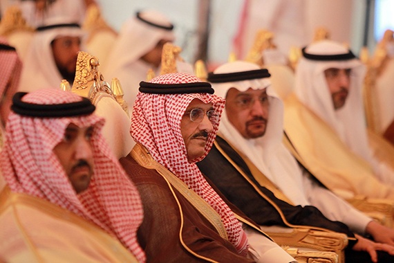 قصة مصورة : أمير الرياض يفتتح مشاريع تعليمية .. ويلتقي بطلبة المدارس