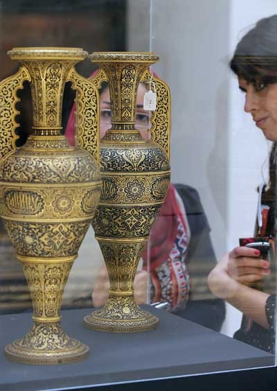 قصة مصورة: مجموعة من اللوحات المعاصرة والحديثة من العالم العربي وإيران وتركيا، تعرض في دبي