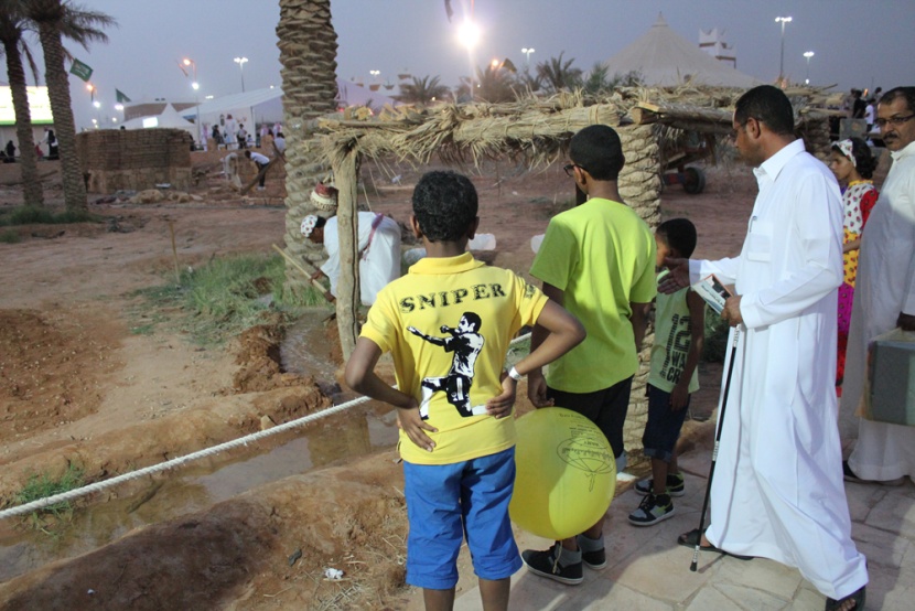 قصة مصورة : أجواء التراث في الجنادرية تتلبد بالغبار وتنتعش بالمطر