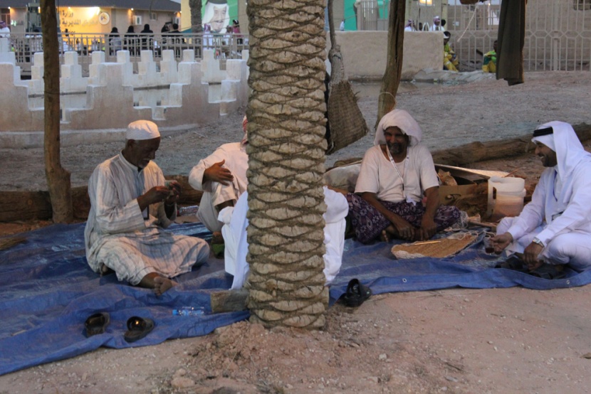 قصة مصورة : أجواء التراث في الجنادرية تتلبد بالغبار وتنتعش بالمطر