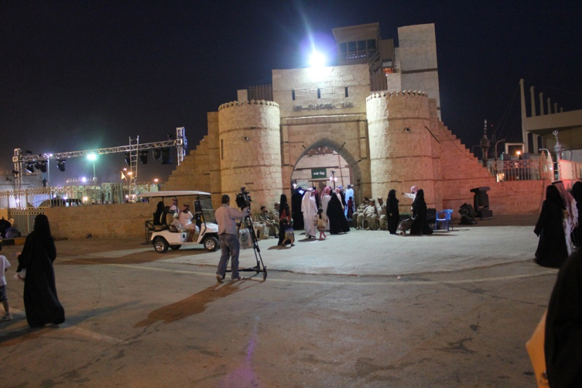 قصة مصورة : أجواء التراث في الجنادرية تتلبد بالغبار وتنتعش بالمطر