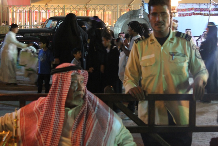 قصة مصورة : أجواء التراث في الجنادرية تتلبد بالغبار وتنتعش بالمطر