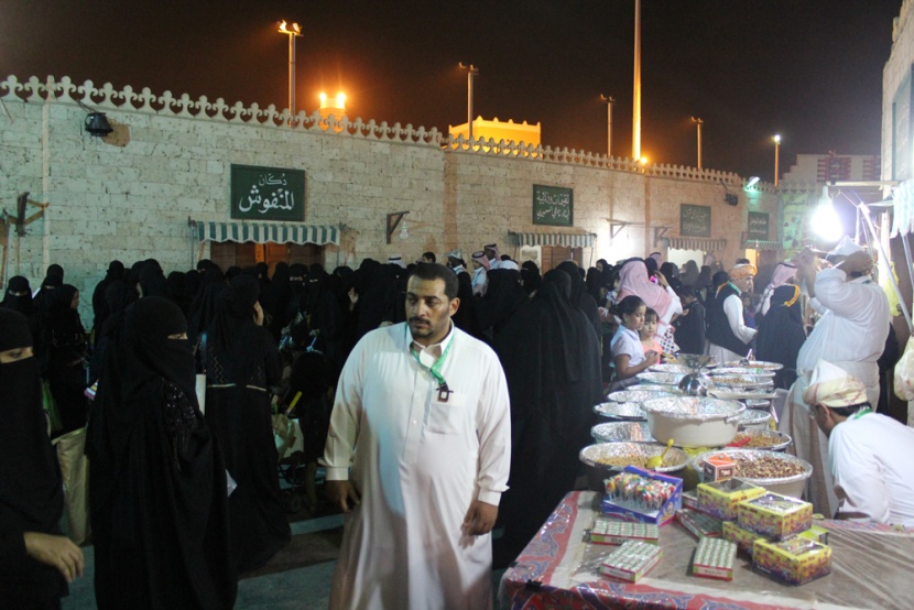 قصة مصورة : أجواء التراث في الجنادرية تتلبد بالغبار وتنتعش بالمطر