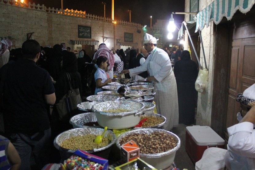 قصة مصورة : أجواء التراث في الجنادرية تتلبد بالغبار وتنتعش بالمطر