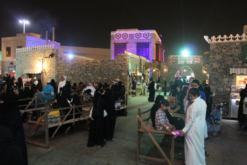 قصة مصورة : أجواء التراث في الجنادرية تتلبد بالغبار وتنتعش بالمطر