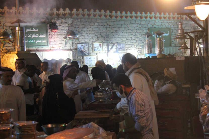 قصة مصورة : أجواء التراث في الجنادرية تتلبد بالغبار وتنتعش بالمطر