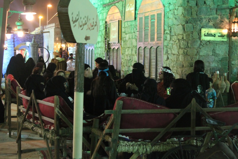 قصة مصورة : أجواء التراث في الجنادرية تتلبد بالغبار وتنتعش بالمطر