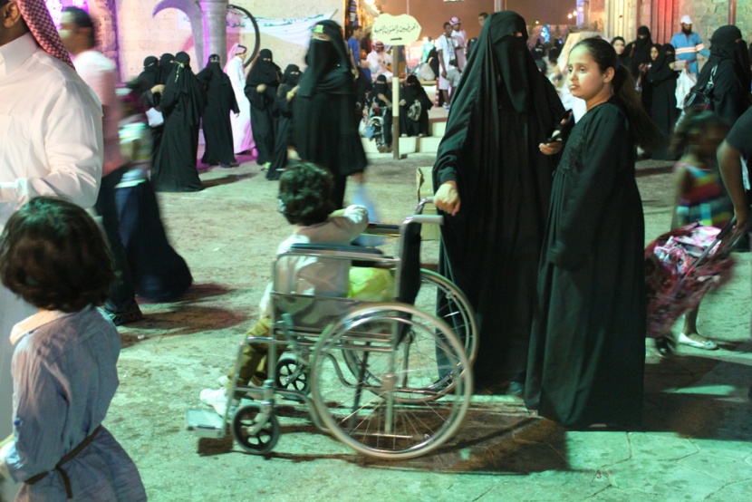 قصة مصورة : أجواء التراث في الجنادرية تتلبد بالغبار وتنتعش بالمطر