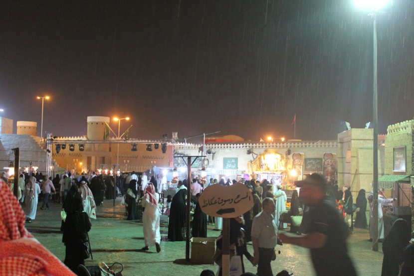 قصة مصورة : أجواء التراث في الجنادرية تتلبد بالغبار وتنتعش بالمطر