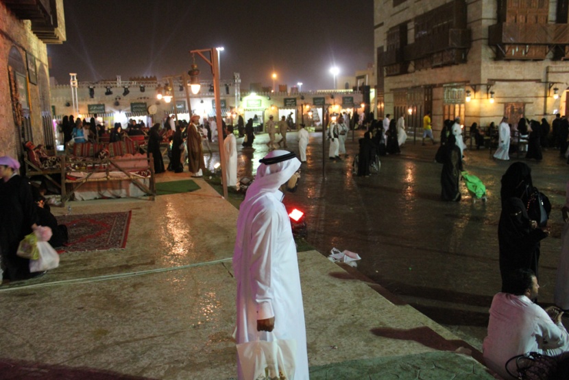 قصة مصورة : أجواء التراث في الجنادرية تتلبد بالغبار وتنتعش بالمطر