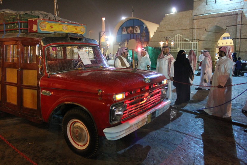 قصة مصورة : أجواء التراث في الجنادرية تتلبد بالغبار وتنتعش بالمطر