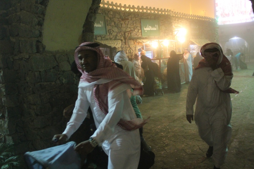 قصة مصورة : أجواء التراث في الجنادرية تتلبد بالغبار وتنتعش بالمطر