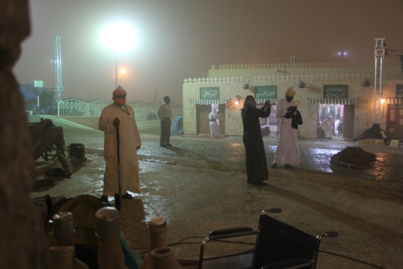 قصة مصورة : أجواء التراث في الجنادرية تتلبد بالغبار وتنتعش بالمطر
