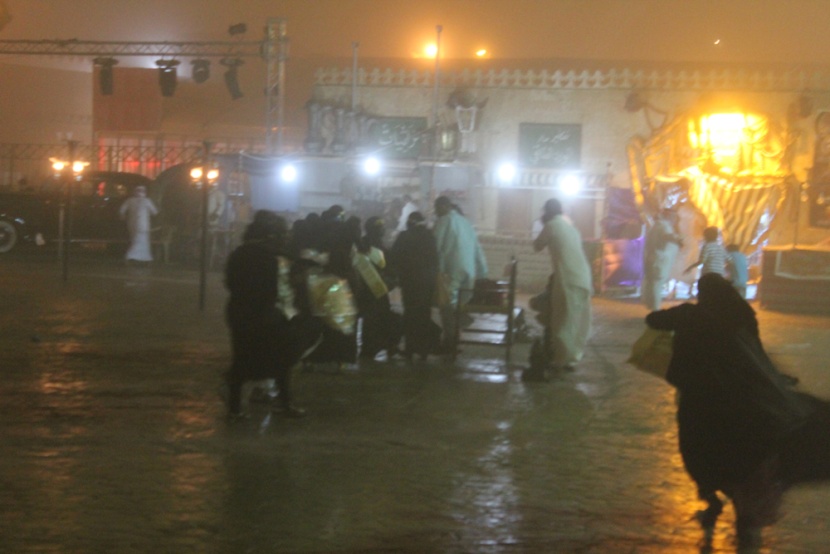 قصة مصورة : أجواء التراث في الجنادرية تتلبد بالغبار وتنتعش بالمطر