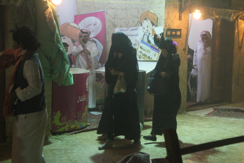 قصة مصورة : أجواء التراث في الجنادرية تتلبد بالغبار وتنتعش بالمطر