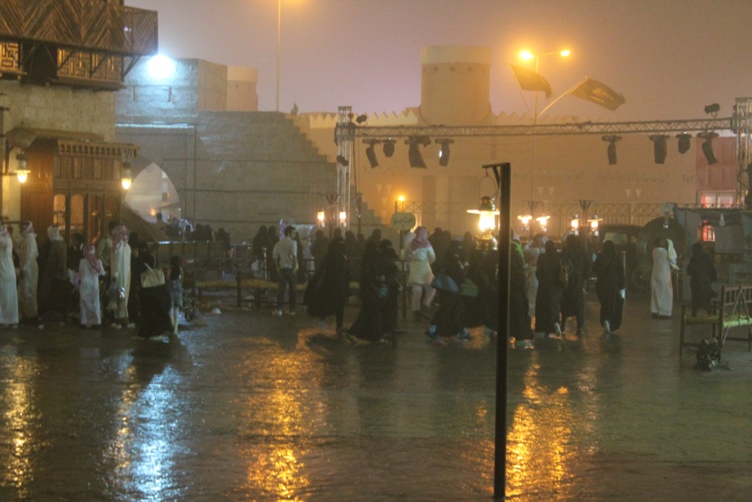 قصة مصورة : أجواء التراث في الجنادرية تتلبد بالغبار وتنتعش بالمطر