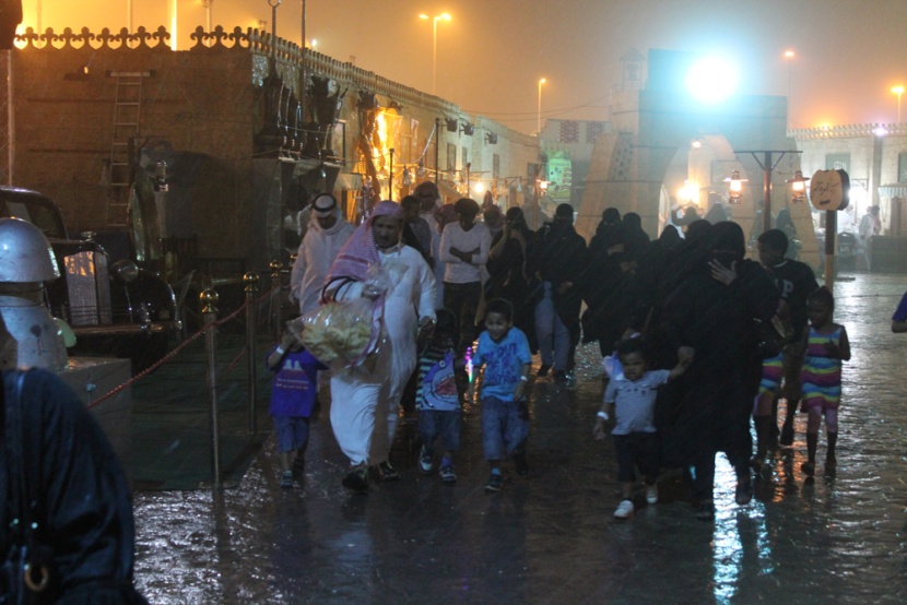 قصة مصورة : أجواء التراث في الجنادرية تتلبد بالغبار وتنتعش بالمطر