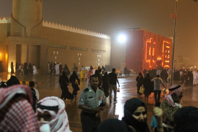 قصة مصورة : أجواء التراث في الجنادرية تتلبد بالغبار وتنتعش بالمطر