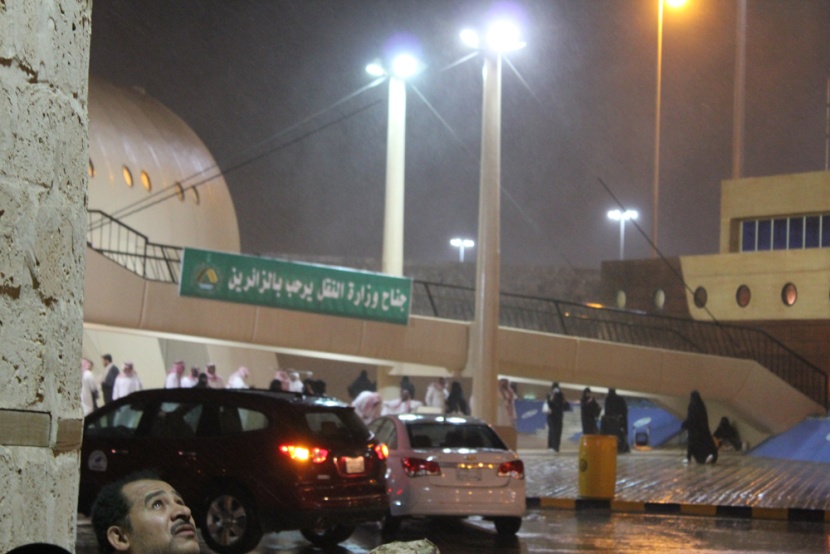 قصة مصورة : أجواء التراث في الجنادرية تتلبد بالغبار وتنتعش بالمطر
