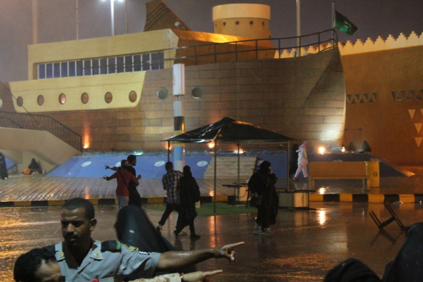 قصة مصورة : أجواء التراث في الجنادرية تتلبد بالغبار وتنتعش بالمطر