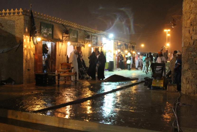 قصة مصورة : أجواء التراث في الجنادرية تتلبد بالغبار وتنتعش بالمطر