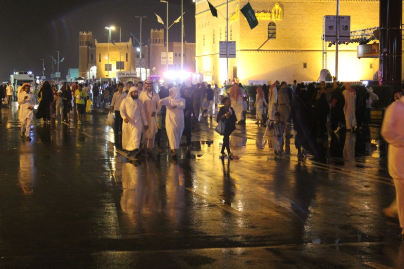 قصة مصورة : أجواء التراث في الجنادرية تتلبد بالغبار وتنتعش بالمطر