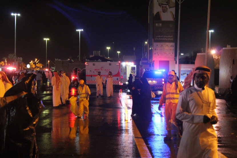 قصة مصورة : أجواء التراث في الجنادرية تتلبد بالغبار وتنتعش بالمطر