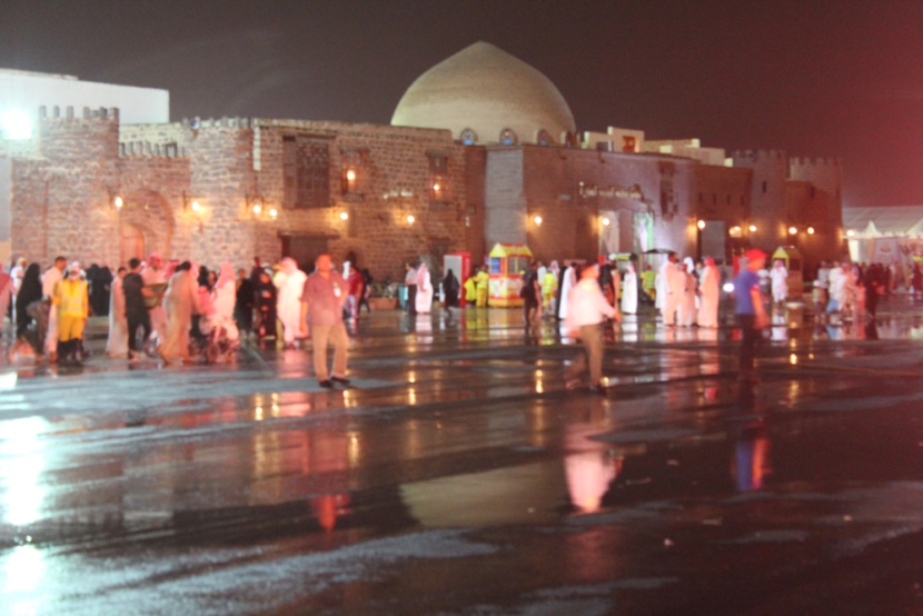 قصة مصورة : أجواء التراث في الجنادرية تتلبد بالغبار وتنتعش بالمطر