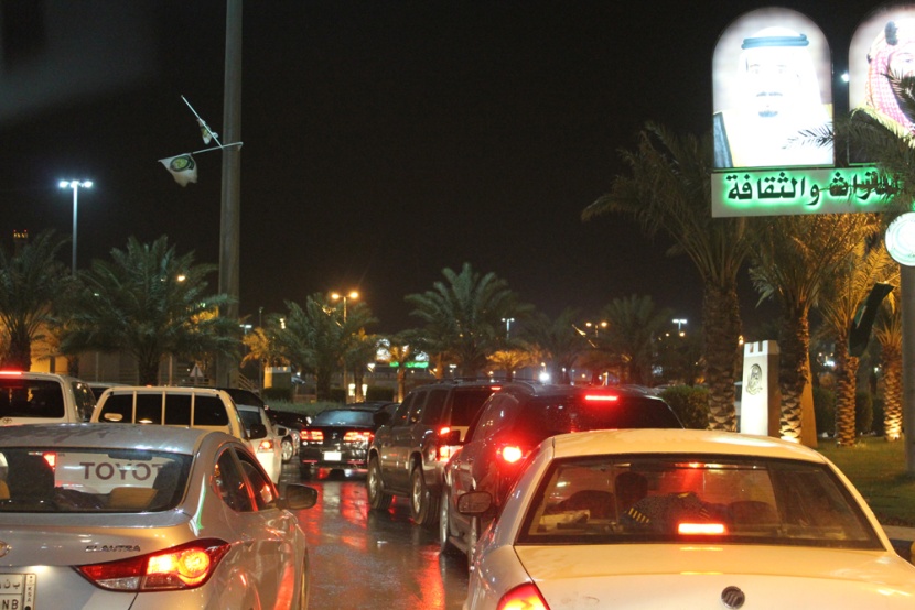 قصة مصورة : أجواء التراث في الجنادرية تتلبد بالغبار وتنتعش بالمطر