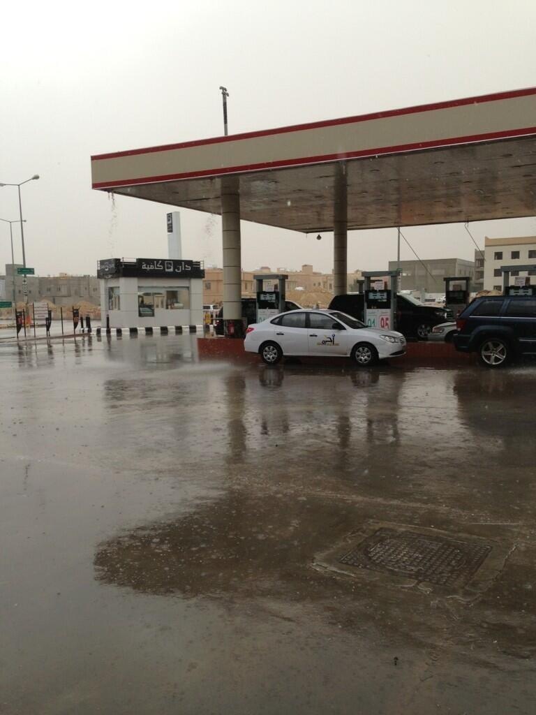 أمطار مصحوبة بزخات من البرد تهشم زجاج أحد الاسواق التجارية شمال الرياض