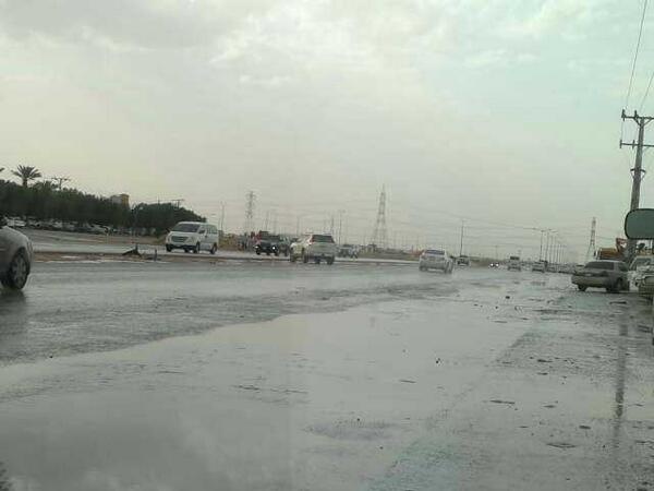 أمطار مصحوبة بزخات من البرد تهشم زجاج أحد الاسواق التجارية شمال الرياض