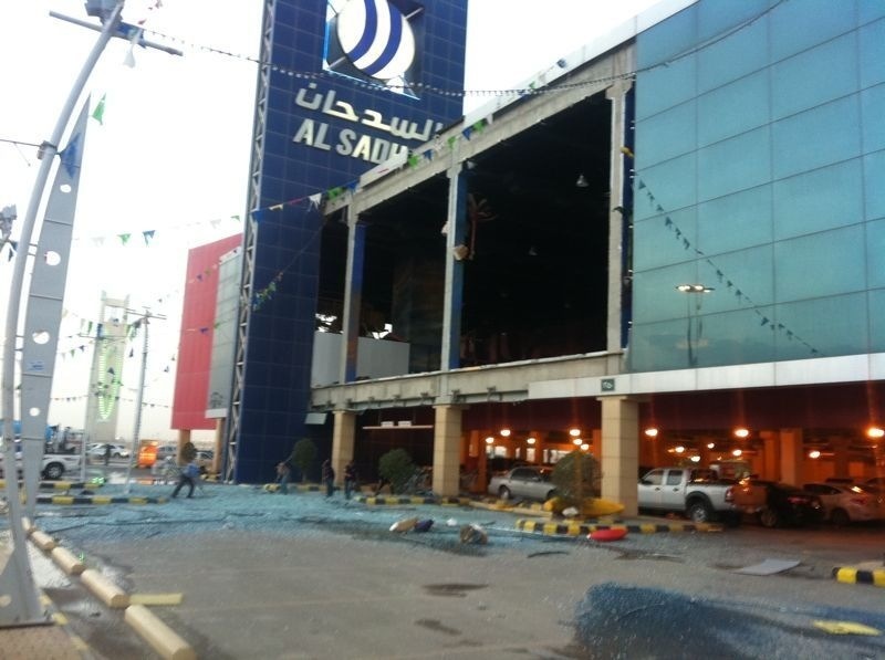 أمطار مصحوبة بزخات من البرد تهشم زجاج أحد الاسواق التجارية شمال الرياض