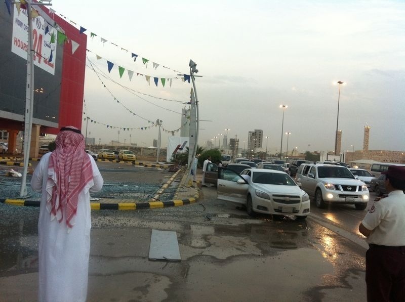 أمطار مصحوبة بزخات من البرد تهشم زجاج أحد الاسواق التجارية شمال الرياض