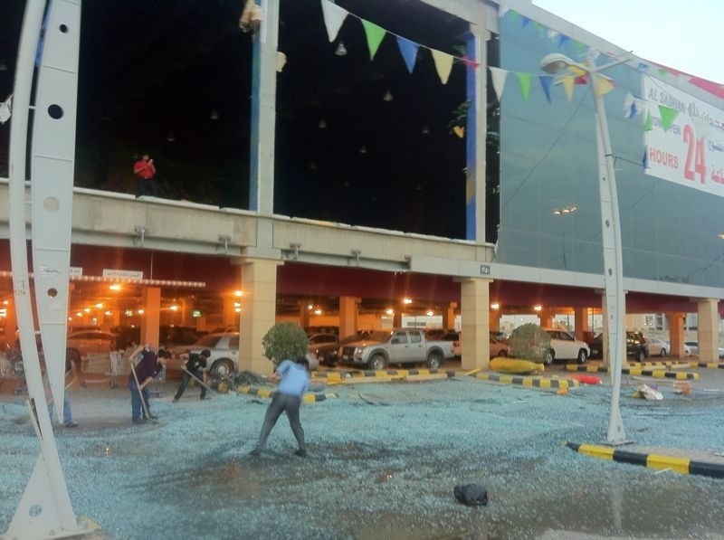أمطار مصحوبة بزخات من البرد تهشم زجاج أحد الاسواق التجارية شمال الرياض