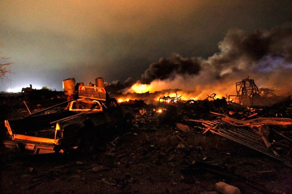 قصة مصورة : فقد 4 من رجال الإطفاء ومقتل 15 شخص في انفجار تكساس