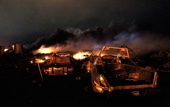 قصة مصورة : فقد 4 من رجال الإطفاء ومقتل 15 شخص في انفجار تكساس